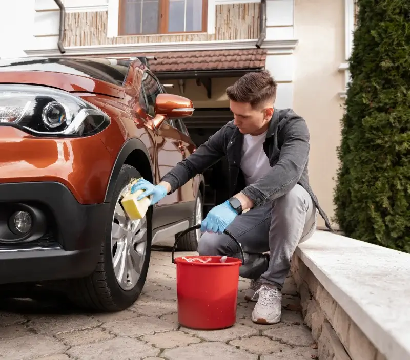 Lavage auto à domicile Menet : professionnel intervenant sur un véhicule